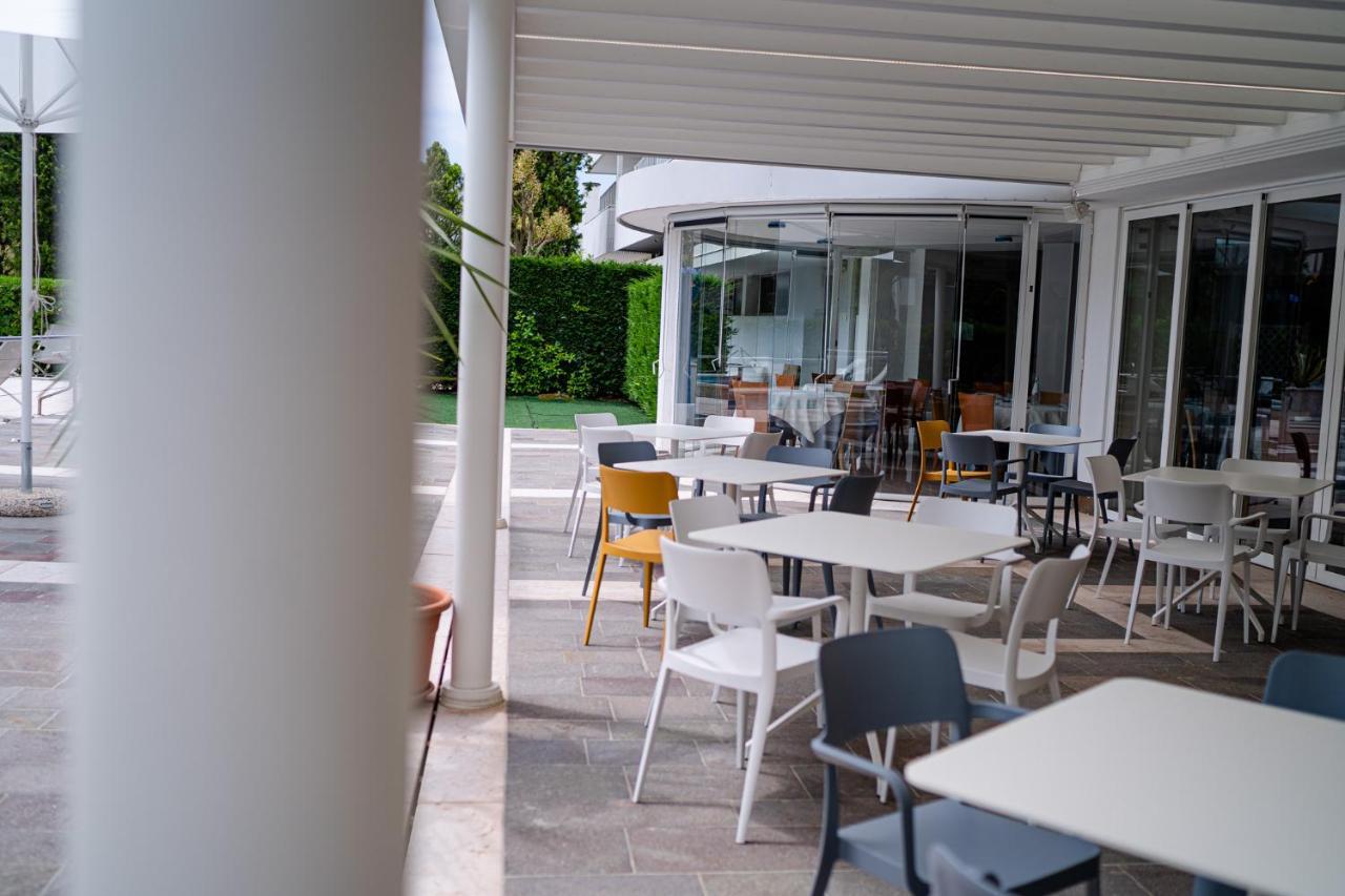 Hotel Smeraldo Lignano Sabbiadoro Buitenkant foto